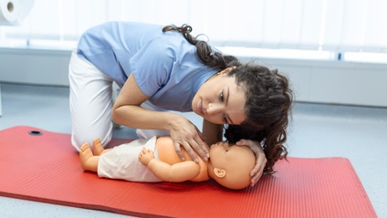 Product image for Primeros auxilios para bebés y niños pequeños