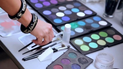 Product image for MAKEUP KIT STAPLES & MUST-HAVES