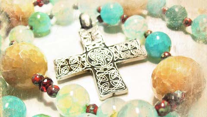 How to Pray With Christian Prayer Beads