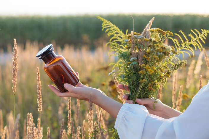 How to Build a Home Apothecary: using dried herbs, tinctures, & essential  oils - Homsted