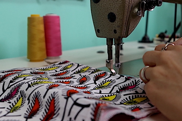 Ilustrar con máquina coser  Maquina de coser, Prendas de ropa