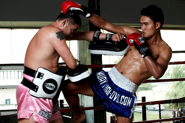 Size Does not Matter in Thai Clinch – Two Examples from Training