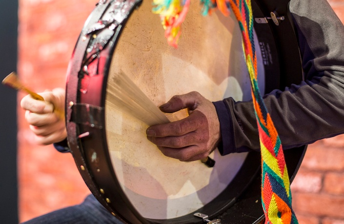 Playing the deals bodhran